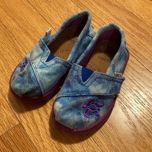 T5 toms oceans line with sea turtle. Adorable and easy on/off.